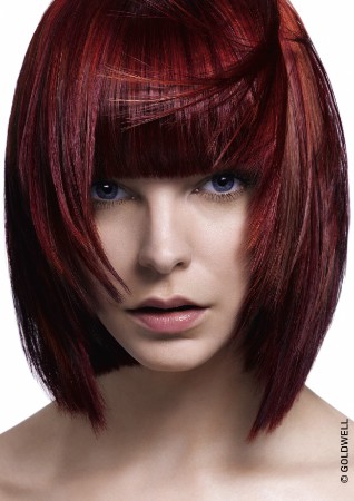 Foto von einer Frau mit kurzen roten Haaren 