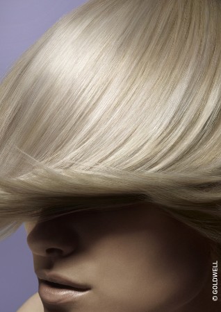 Foto von einer Frau mit kurzen, blonden Haaren 
